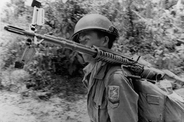 Tây Ninh 1972 - Một Chiến Sĩ thuộc SĐ25BB vác trên vai khẩu đại liên M-60 lội bộ qua khu rừng cách biên giới Cam Bốt 3 dặm.