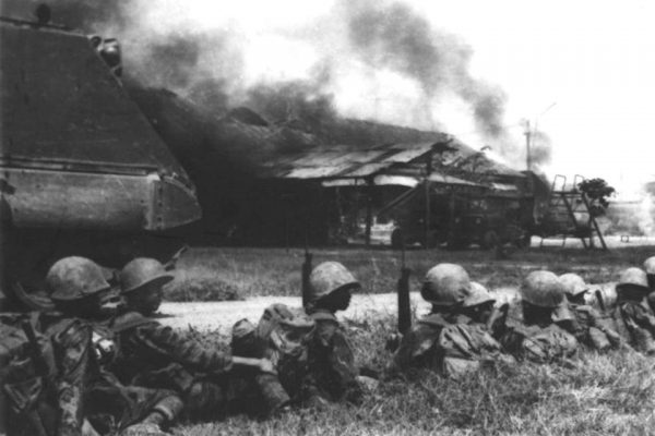 Tiểu Đoàn 4 Kình Ngư TQLC đang giải vây Trại Phù Đổng Tết Mậu Thân 1968.