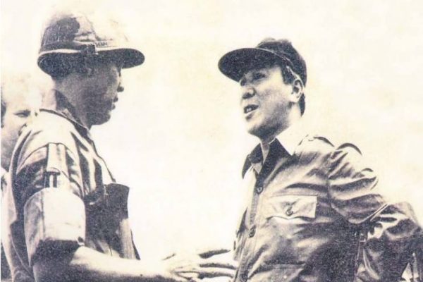 Tổng Thống Thiệu và Tướng Lý Tòng Bá tại Chiến Trường Kontum 1972.