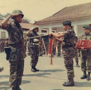 Trung tướng Lê Nguyên Khang gắn dây biểu chương cho Hiệu kỳ Tiểu Đoàn 2 ...