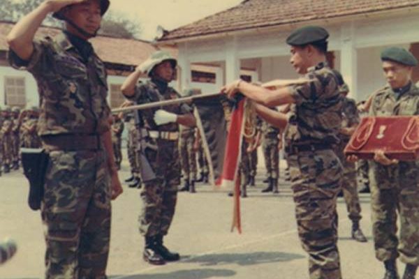 Trung tướng Lê Nguyên Khang gắn dây biểu chương cho Hiệu kỳ Tiểu Đoàn 2 Trâu Điên và Trung tá Định TĐT.