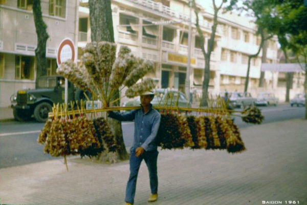 1961-saigon-boy-street-vendor---ng-t-do-gia-hnh-l-nha-trc-b-v-con-nim_35177170395_o