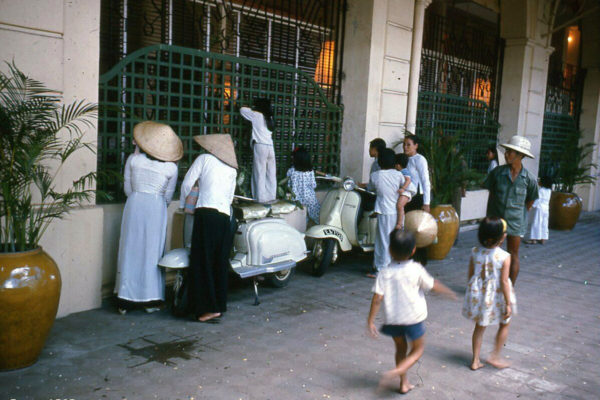 1962-saigon---women-peering-into-building_50124449332_o