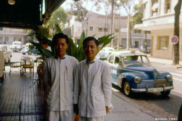 saigon-1961---cafe-hotel-waiters---va-h-ng-t-do-ks-continental-ba-phi-l-caf-givral_35177170415_o