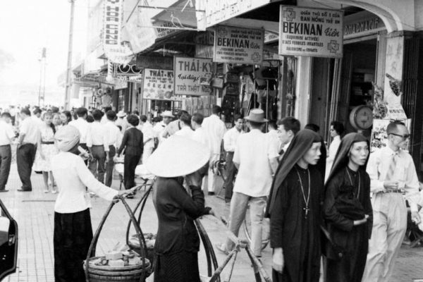 saigon-1961---le-loi-avenue-photo-by-john-dominis_5385667627_o