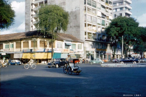 saigon-1961---ng-nguyn-hu-bn-tri-l-gc-nguyn-vn-thinh-nguyn-hu_35170730741_o