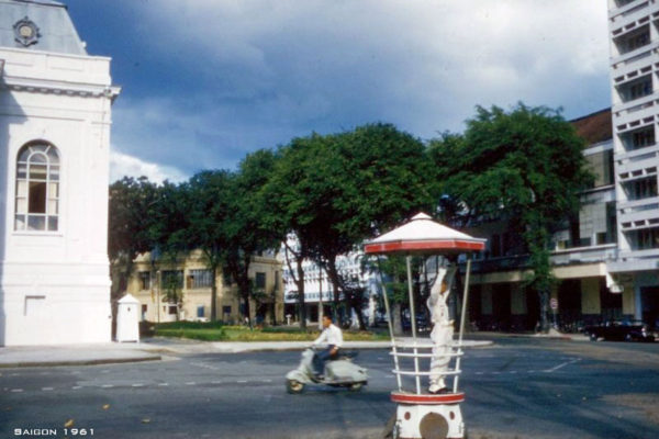 saigon-1961---traffic-cop---catinat-street_35170719511_o