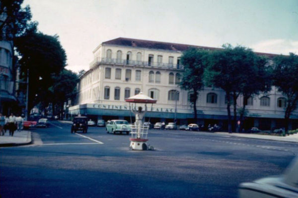 saigon-1961---traffic-officer---continental-palace-hotel_35170719551_o