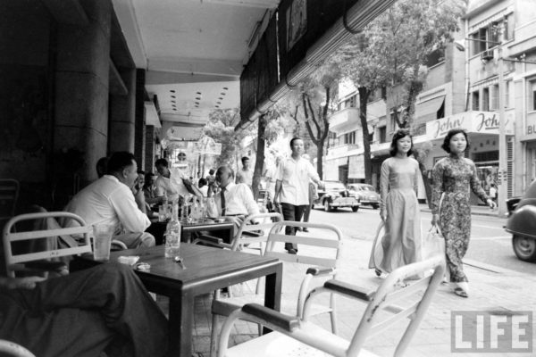 saigon-1961---tu-do-street---vietnamese-girls-and-watchers_5386590110_o
