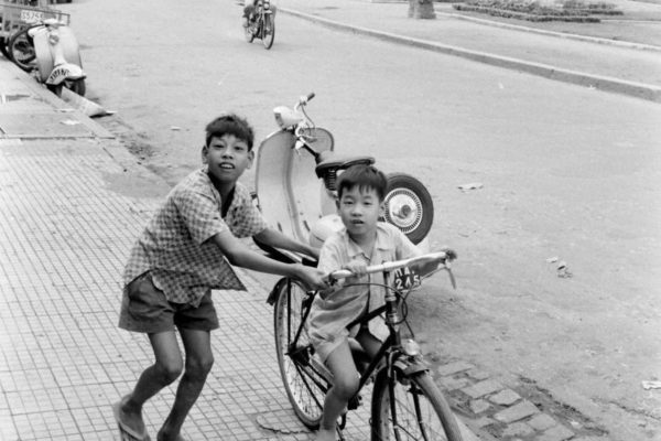 saigon-1961---u-ng-khng-t-pha-xa-l-bn-l-quang-lim-v-nhng-ngi-nh-trn-bn-bnh-ng---bn-kia-kinh-tu-h_5385651617_o