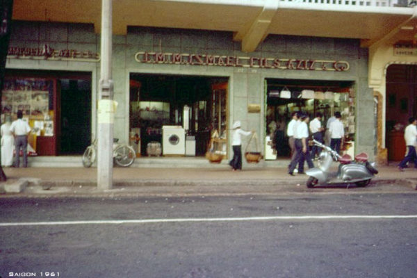 saigon-1961---woman-hawker-on-rue-catinat---ng-t-do-mt-tin-passage-eden_35177170365_o