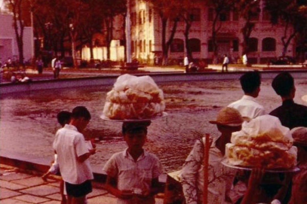 saigon-1962---boy-hawkers-cakes---h-nc-cng-trng-m-linh_34790686190_o