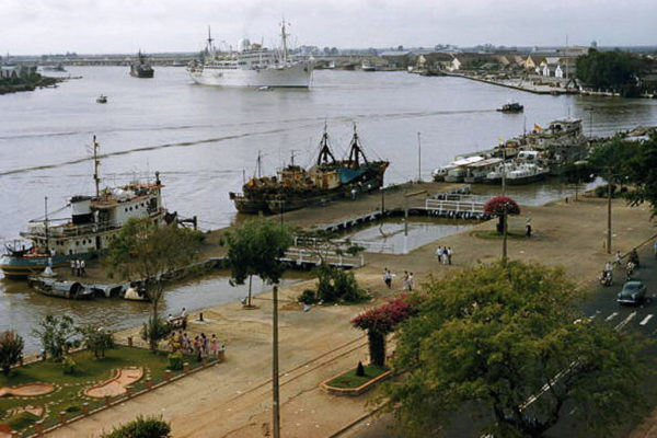 saigon-river-1961---photo-by-wilbur-e-garrett_15848518379_o